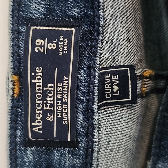 29L Curve Love Ripped Jeans with raw hem - Picture 3 of 3